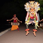 Masque raksha surmonté de cobras entortillés.ריקוד מסיכת הקוברות   